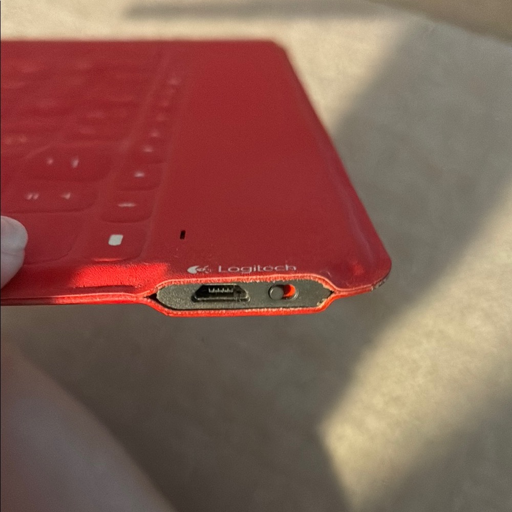 Logitech Wireless Red Keyboard - Picture 2 of 2